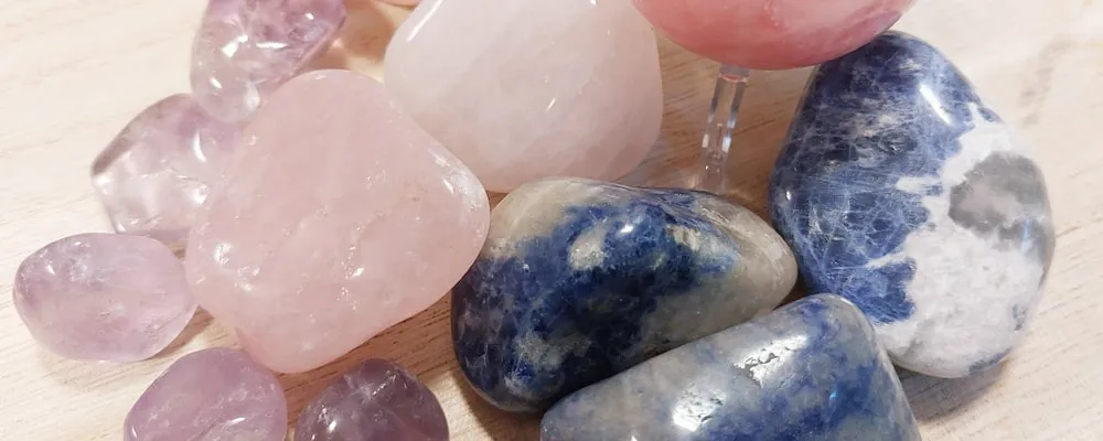 marilyn-reiki-magnetisme-cabinet-quartz-rose-sodalite.webp